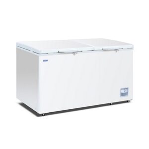 Energy-efficient storage chest fridge with 550L capacity, inventory baskets and solid doors
