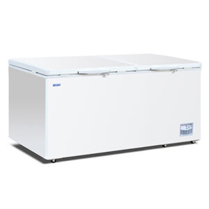 Energy-efficient storage chest fridge with 550L capacity, inventory baskets and solid doors